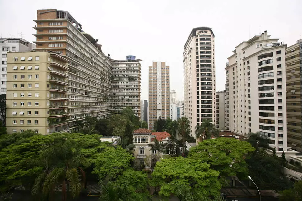 Apartamento em Prédios e árvores em Higienópolis São Paulo
