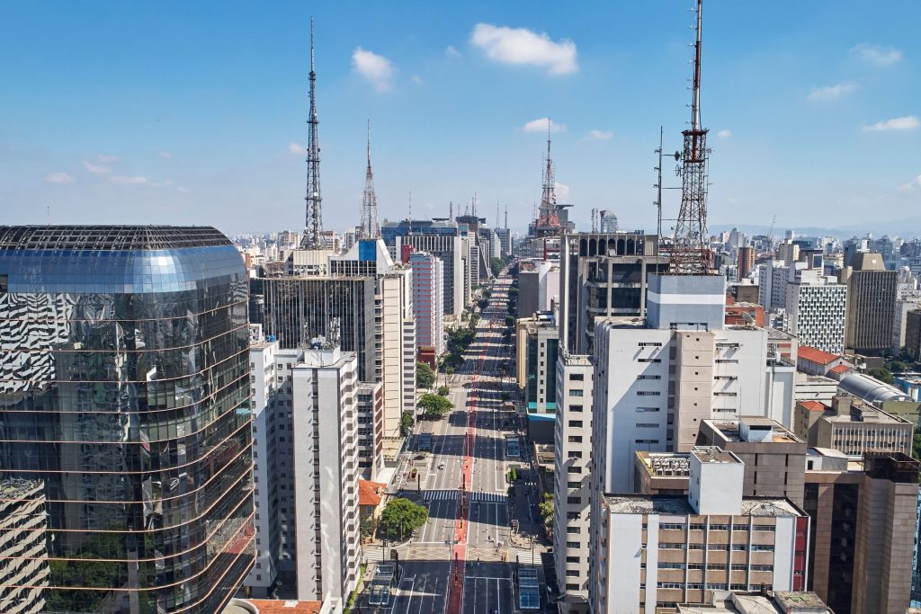 vista de cima da Avenida Paulista de dia 