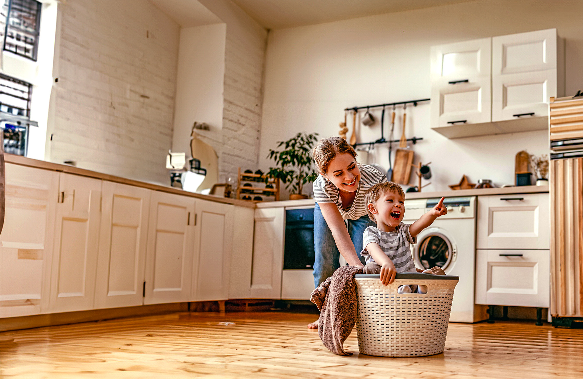 Mãe e filho alegres brincando - SH Prime Imóveis